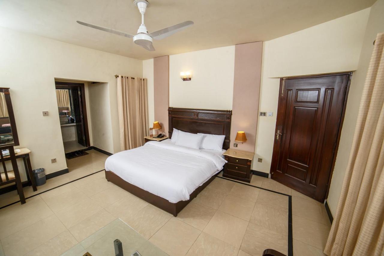 Shelton Accommodator Peschawar Exterior foto